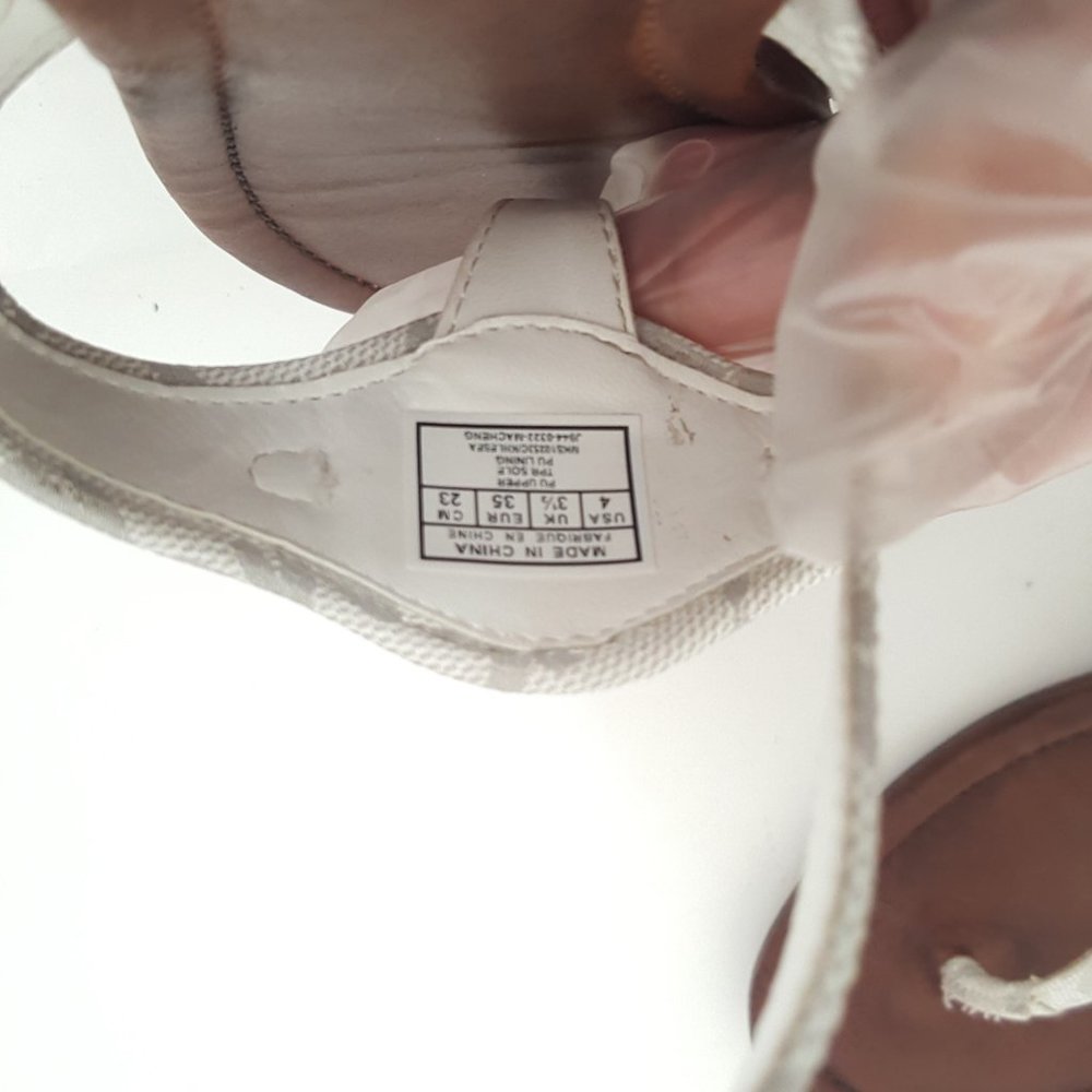 Girl's MICHAEL KORS MK Logo Plate White Thong Sandals Size 4 - Picture 13 of 13